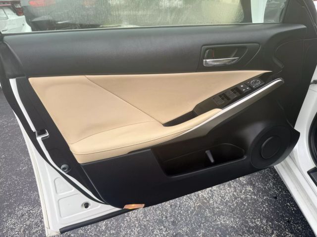 2015 Lexus Is - Image 30