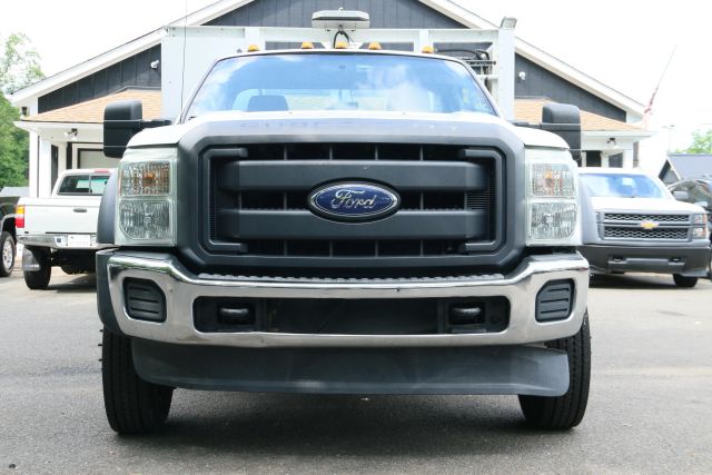 2015 Ford F550 Super Duty Regular Cab & Chassis - Image 2