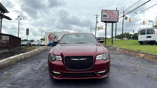 2018 Chrysler 300 - Image 2