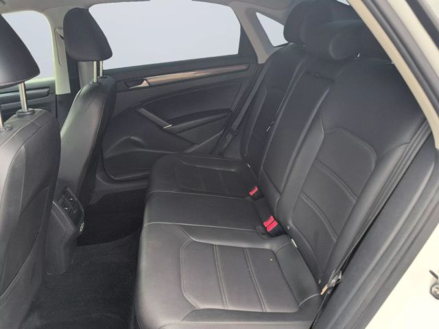 2020 Volkswagen Passat - Image 13