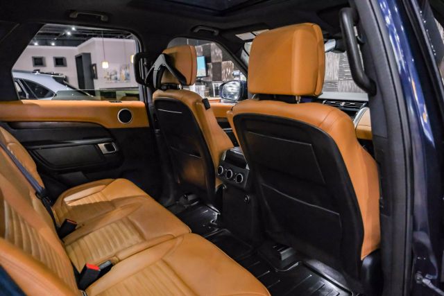 2019 Land Rover Discovery Hse Luxury Sport Utility 4d - Image 32