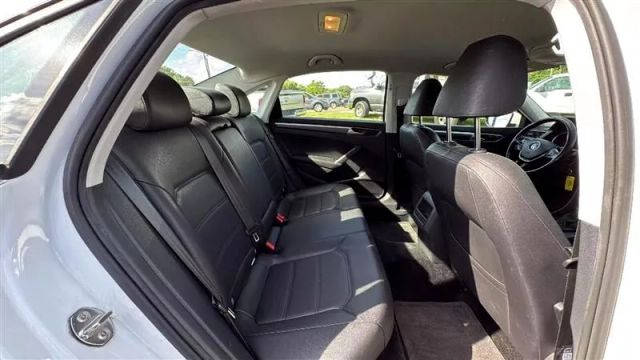 2018 Volkswagen Passat - Image 17