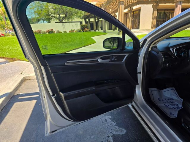 2019 Ford Fusion - Image 16