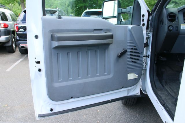 2015 Ford F550 Super Duty Regular Cab & Chassis - Image 19