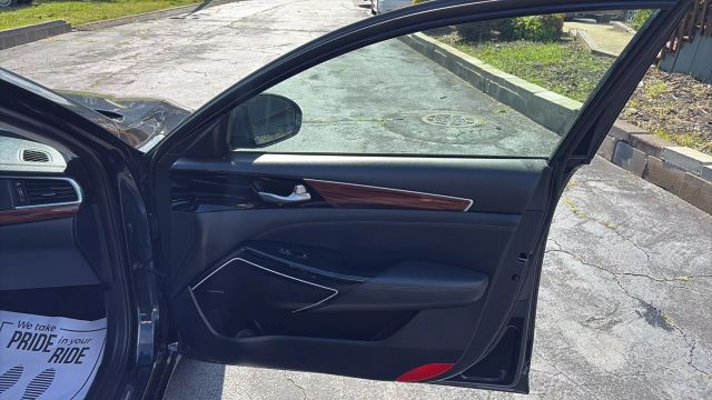2017 Kia Cadenza - Image 16