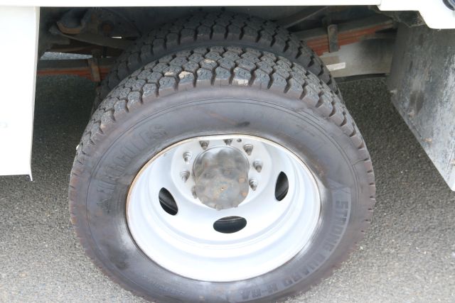 2015 Ford F550 Super Duty Regular Cab & Chassis - Image 32