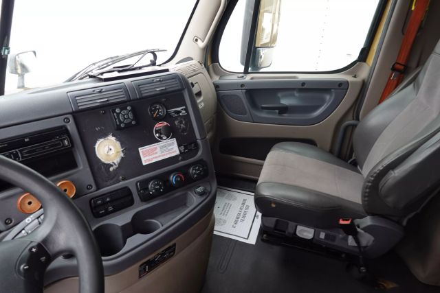 2017 Freightliner Cascadia - Image 4