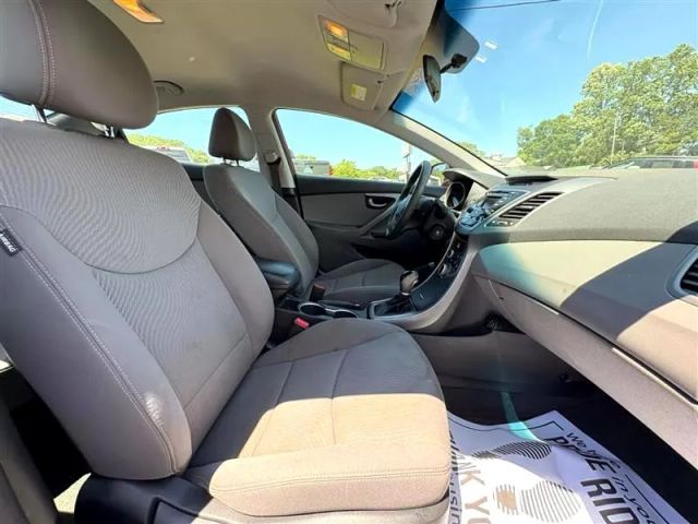 2015 Hyundai Elantra - Image 16
