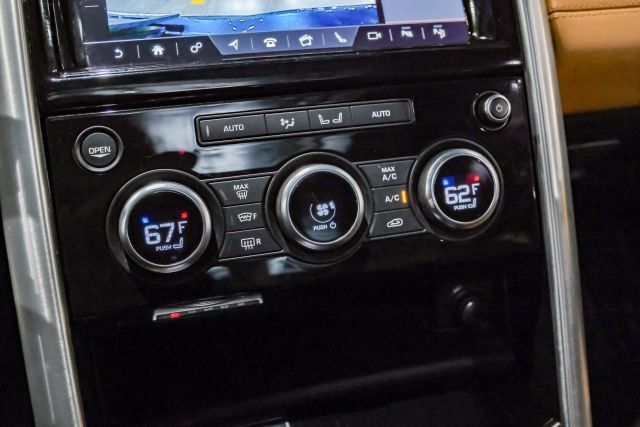 2019 Land Rover Discovery Hse Luxury Sport Utility 4d - Image 24