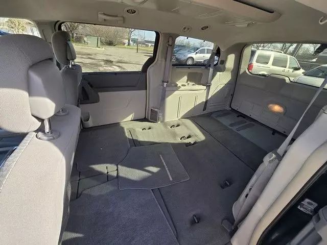 2010 Chrysler Town & Country - Image 9