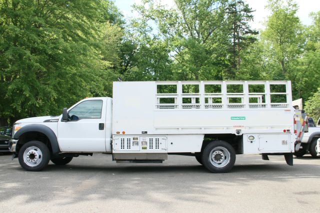 2015 Ford F550 Super Duty Regular Cab & Chassis - Image 4