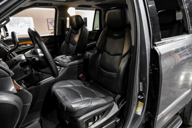 2018 Cadillac Escalade Luxury Sport Utility 4d - Image 4