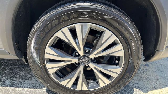 2023 Nissan Rogue - Image 3