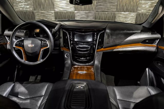 2018 Cadillac Escalade Luxury Sport Utility 4d - Image 12