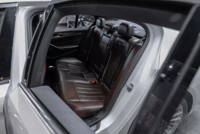 2017 Bmw 5 Series 530i Sedan 4d - Image 32