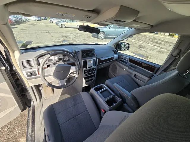 2010 Chrysler Town & Country - Image 10