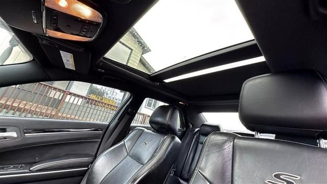 2018 Chrysler 300 - Image 12