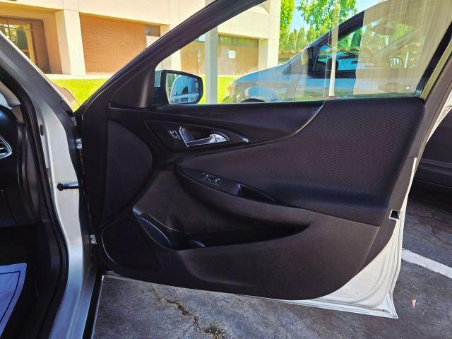 2018 Chevrolet Malibu - Image 24