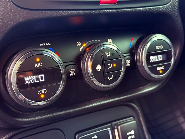 2016 Jeep Renegade - Image 22