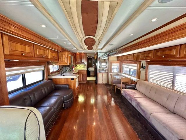 2005 Monaco Dynasty Platinum - Image 8