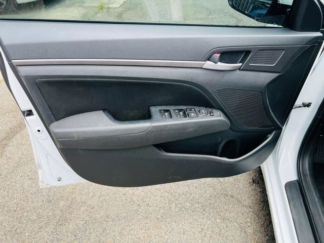2018 Hyundai Elantra - Image 16