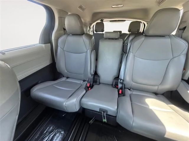 2021 Toyota Sienna - Image 13