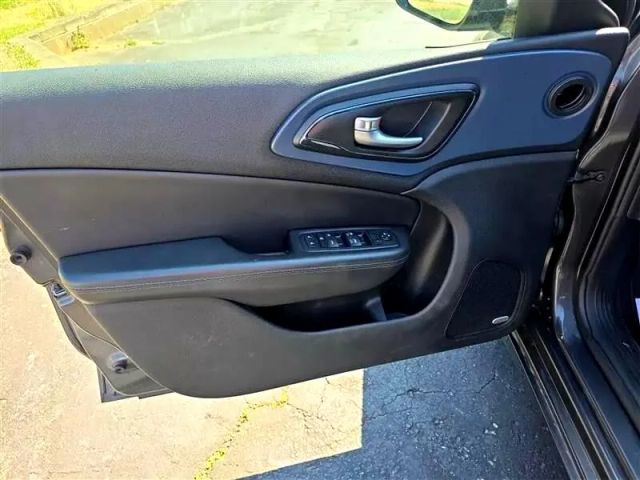 2015 Chrysler 200 - Image 9