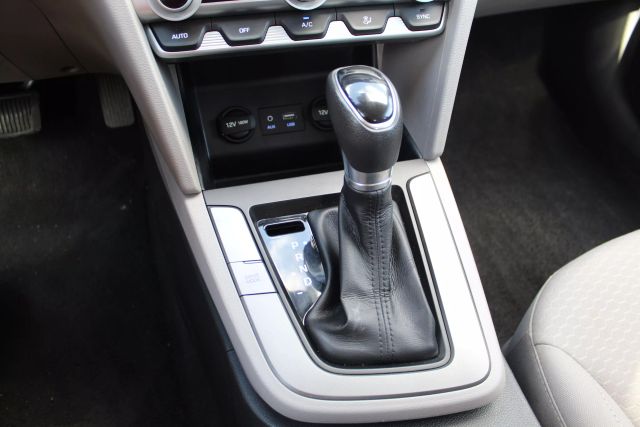 2020 Hyundai Elantra - Image 13