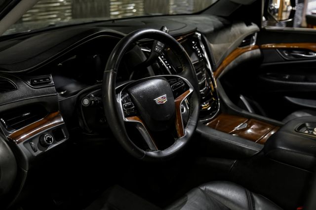 2018 Cadillac Escalade Luxury Sport Utility 4d - Image 3