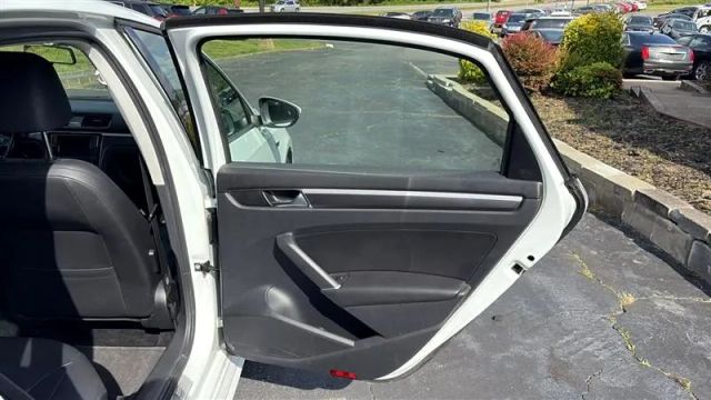 2018 Volkswagen Passat - Image 16