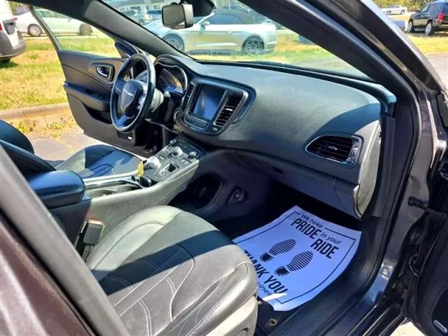 2015 Chrysler 200 - Image 15