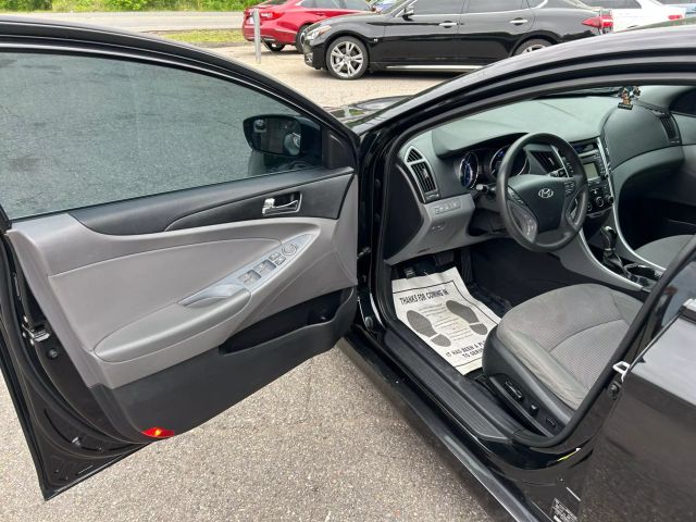 2014 Hyundai Sonata - Image 17