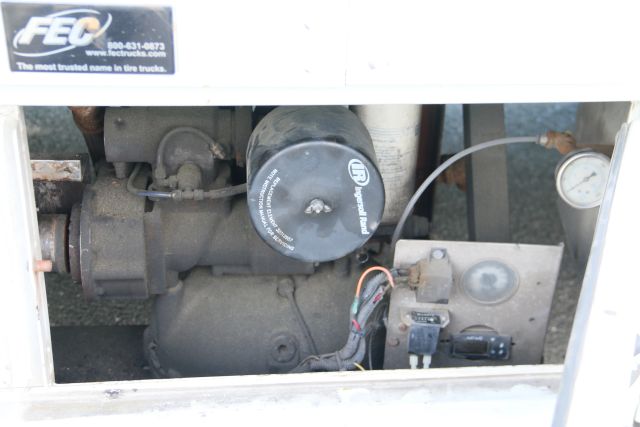 2015 Ford F550 Super Duty Regular Cab & Chassis - Image 15