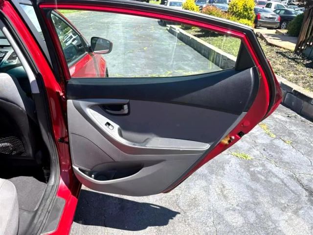 2015 Hyundai Elantra - Image 17
