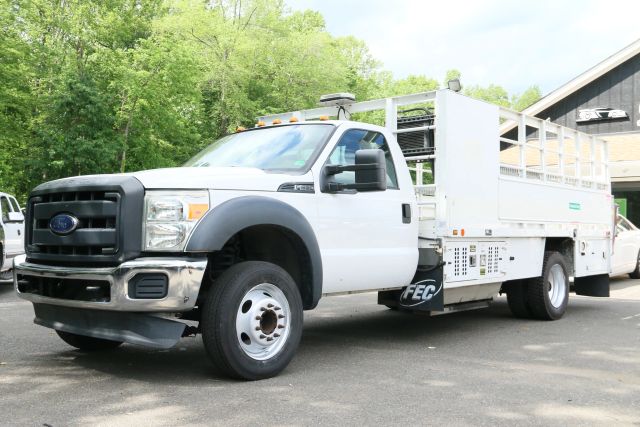 2015 Ford F550 Super Duty Regular Cab & Chassis - Image 3