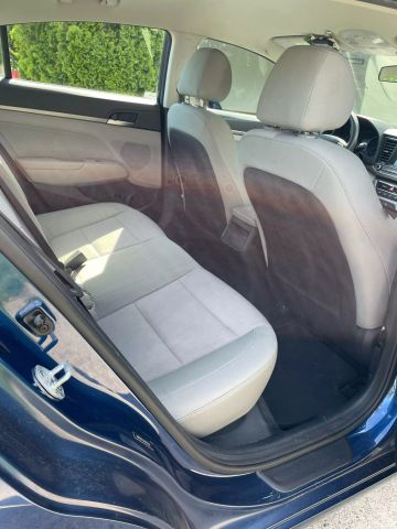 2017 Hyundai Elantra - Image 9
