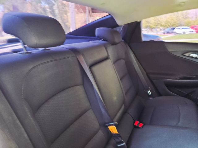2018 Chevrolet Malibu - Image 32