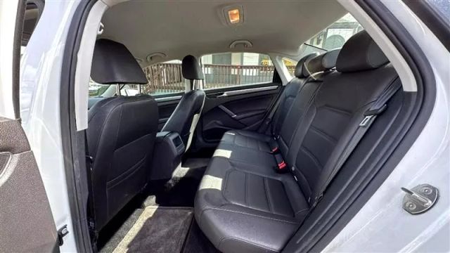 2018 Volkswagen Passat - Image 13