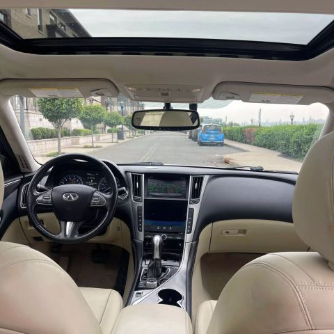 2015 Infiniti Q50 3.7 Premium Sedan 4d - Image 22