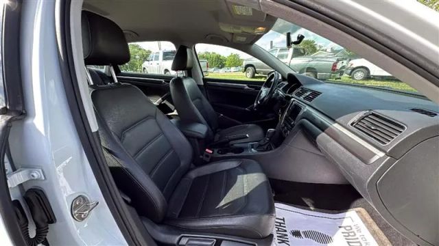2018 Volkswagen Passat - Image 15