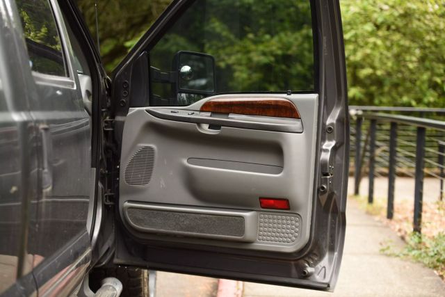 2003 Ford F250 Super Duty Crew Cab - Image 13