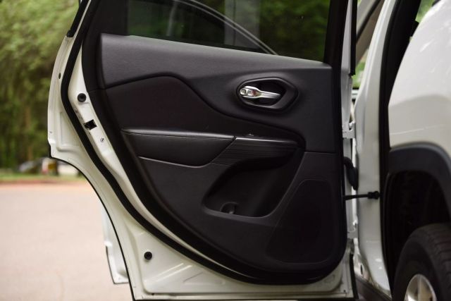 2016 Jeep Cherokee - Image 19