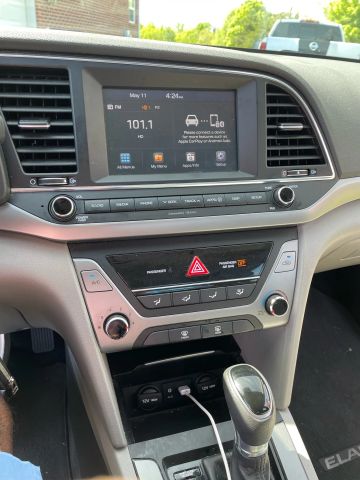 2017 Hyundai Elantra - Image 11