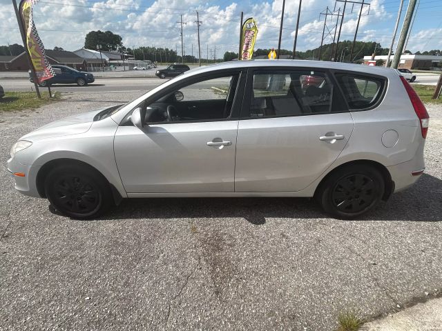 2011 Hyundai Elantra - Image 2