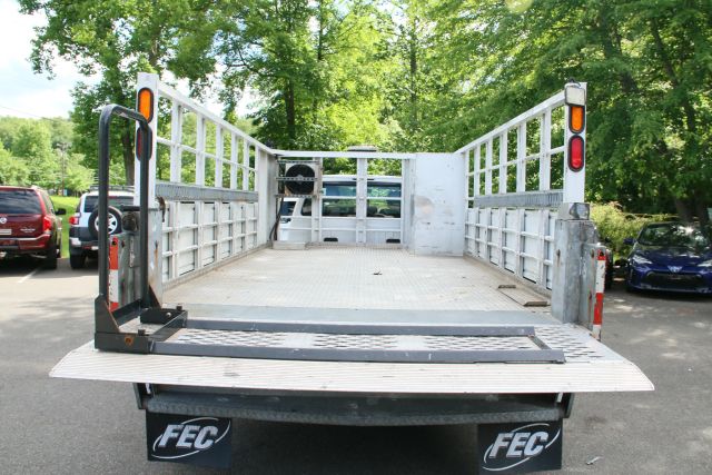 2015 Ford F550 Super Duty Regular Cab & Chassis - Image 10