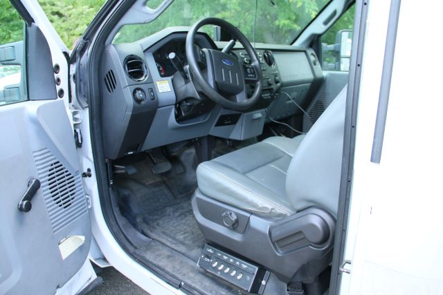 2015 Ford F550 Super Duty Regular Cab & Chassis - Image 20