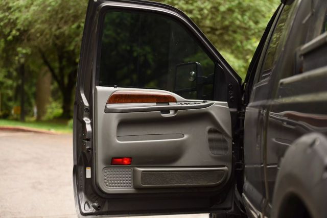 2003 Ford F250 Super Duty Crew Cab - Image 15