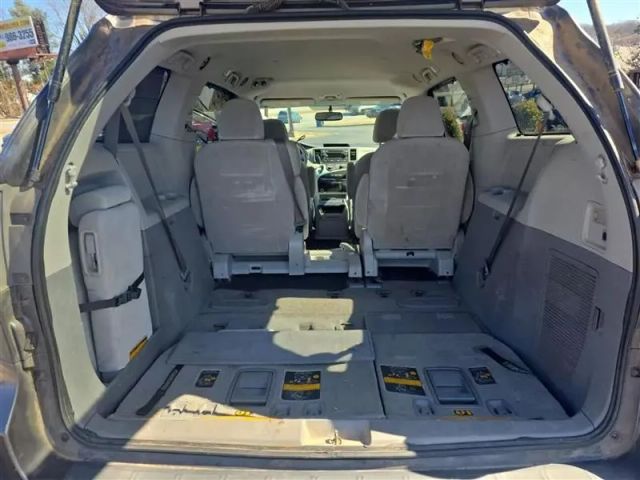 2011 Toyota Sienna - Image 15