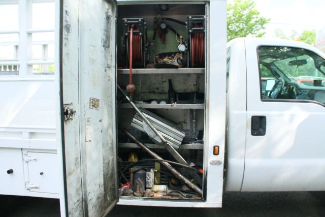 2015 Ford F550 Super Duty Regular Cab & Chassis - Image 17