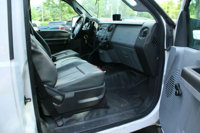 2015 Ford F550 Super Duty Regular Cab & Chassis - Image 21